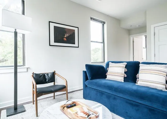 Cozysuites Music Row Stunning 2Br -Free Parking 05